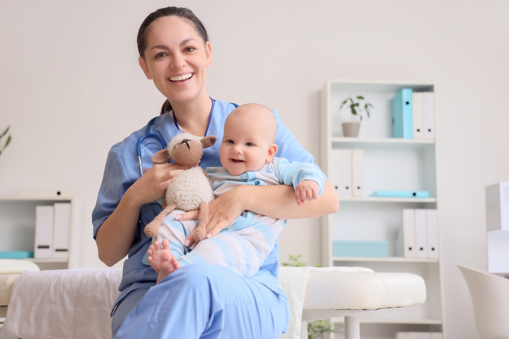 pediatra con bebé