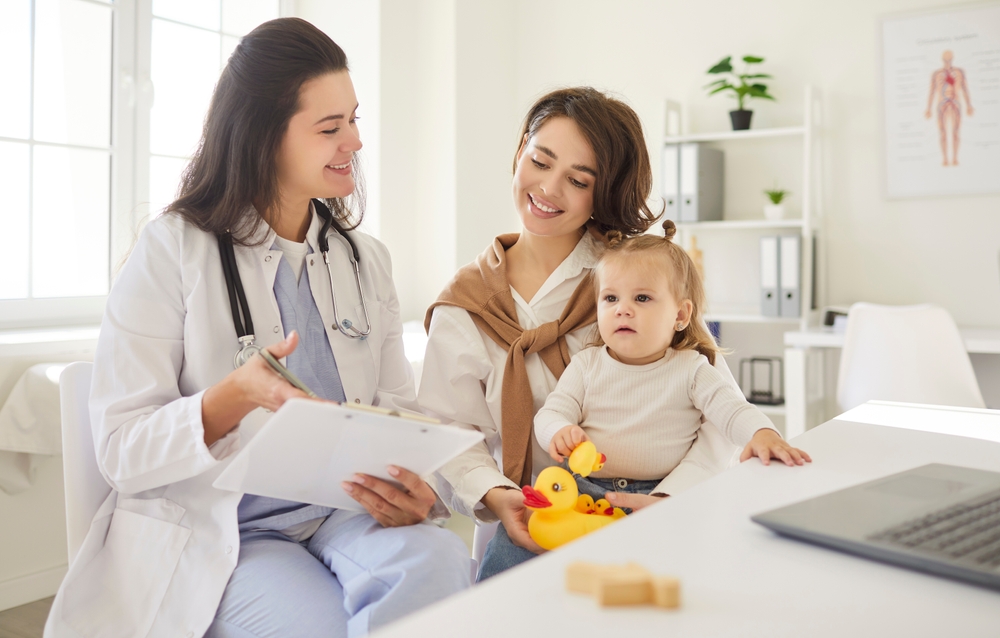 pediatra en consulta